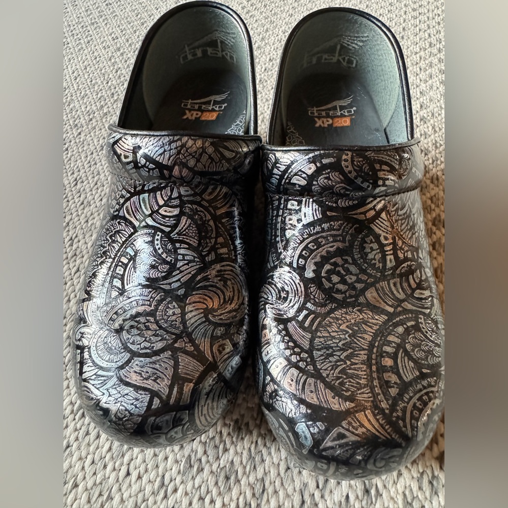 Dansko Women's Patterned Clogs XP 2.0 Patent Leather in Excellent Used Condition